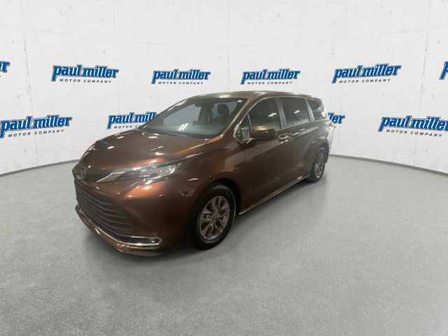 Used 2023 Toyota Sienna XLE FWD image 4