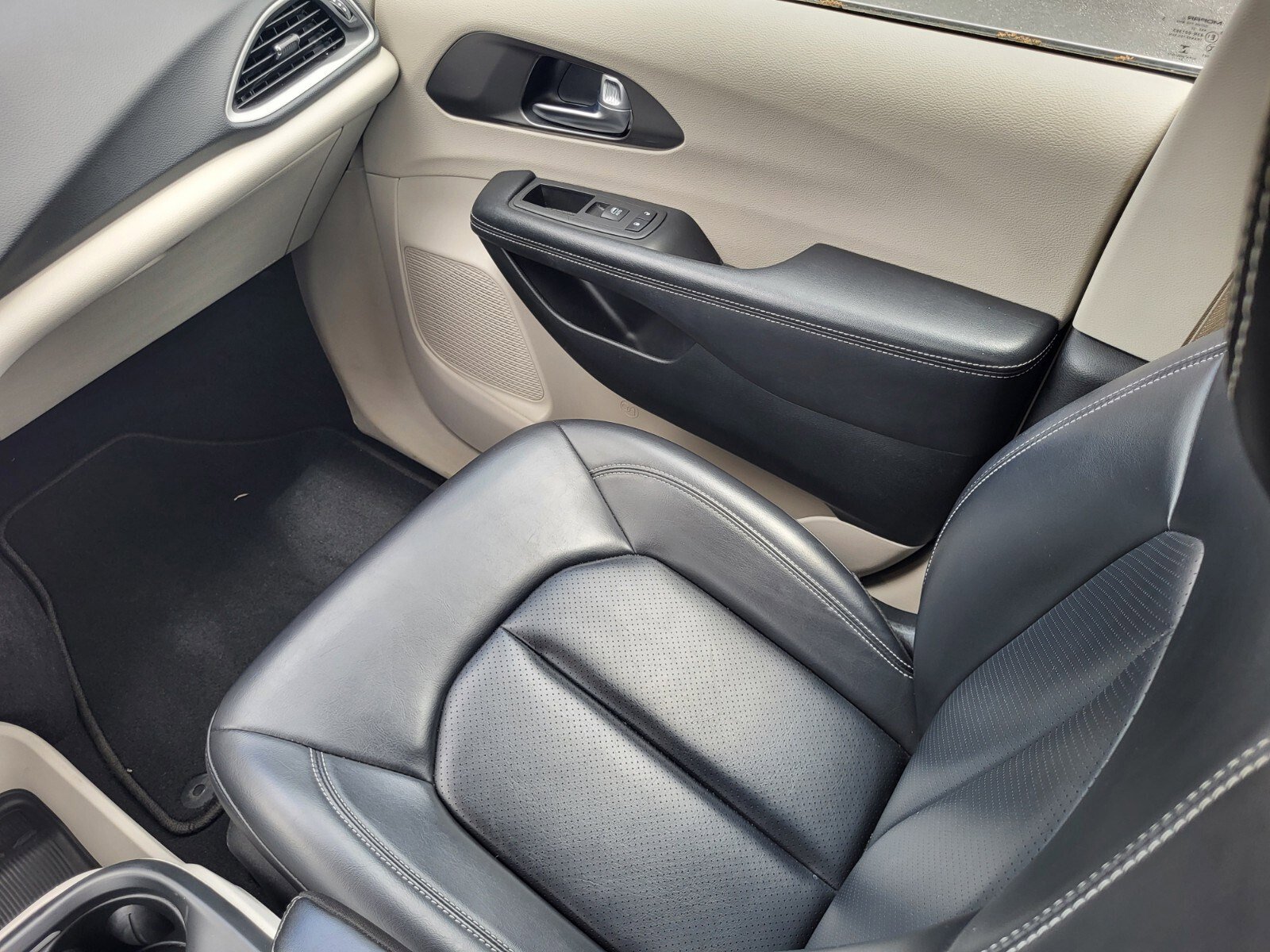 Used 2023 Chrysler Pacifica Touring-L FWD image 16