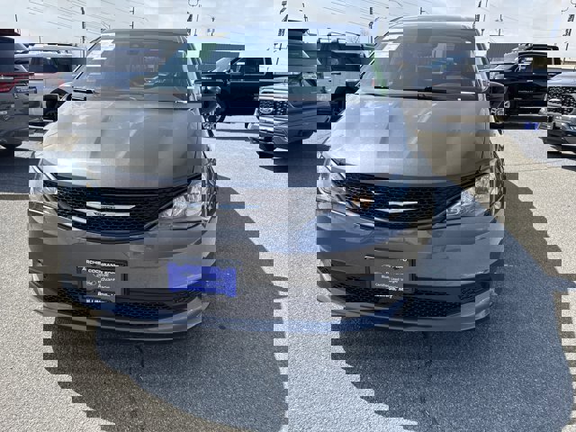 Used 2023 Chrysler Voyager LX image 3