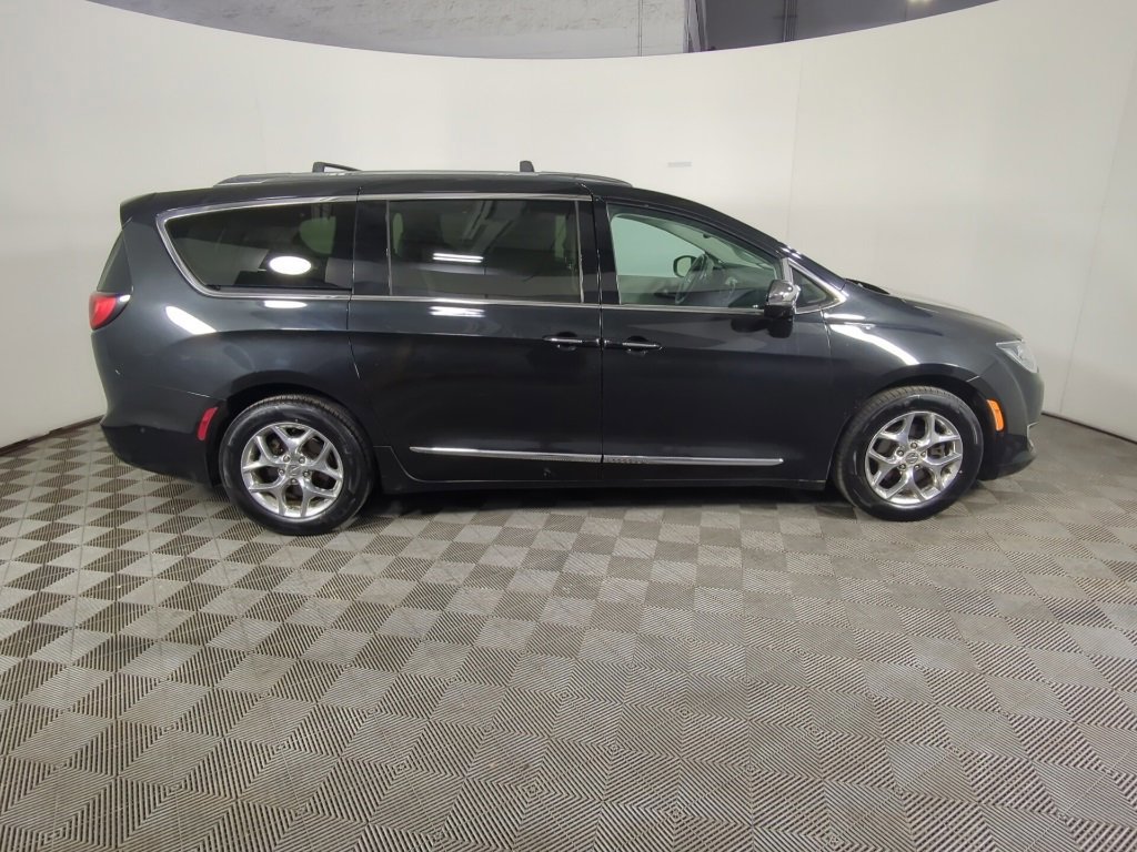 Used 2017 Chrysler Pacifica Limited image 5
