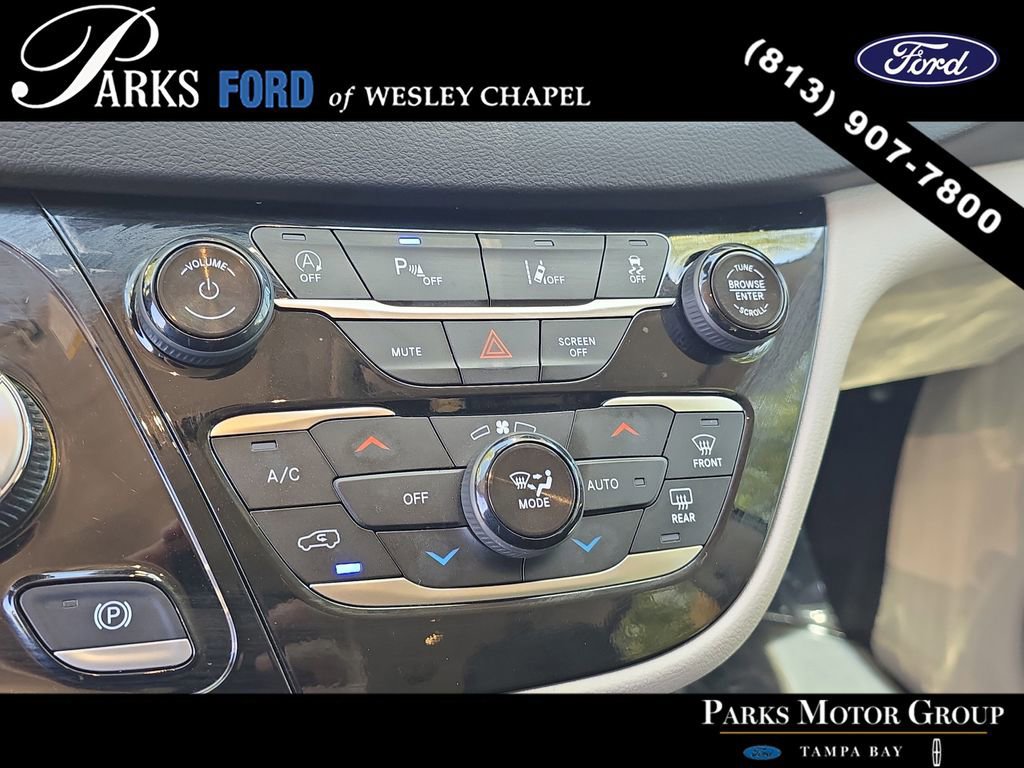 Used 2024 Chrysler Pacifica Touring-L FWD image 24