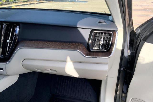 Used 2021 Volvo XC60 T5 Momentum w/ Premium Package image 18