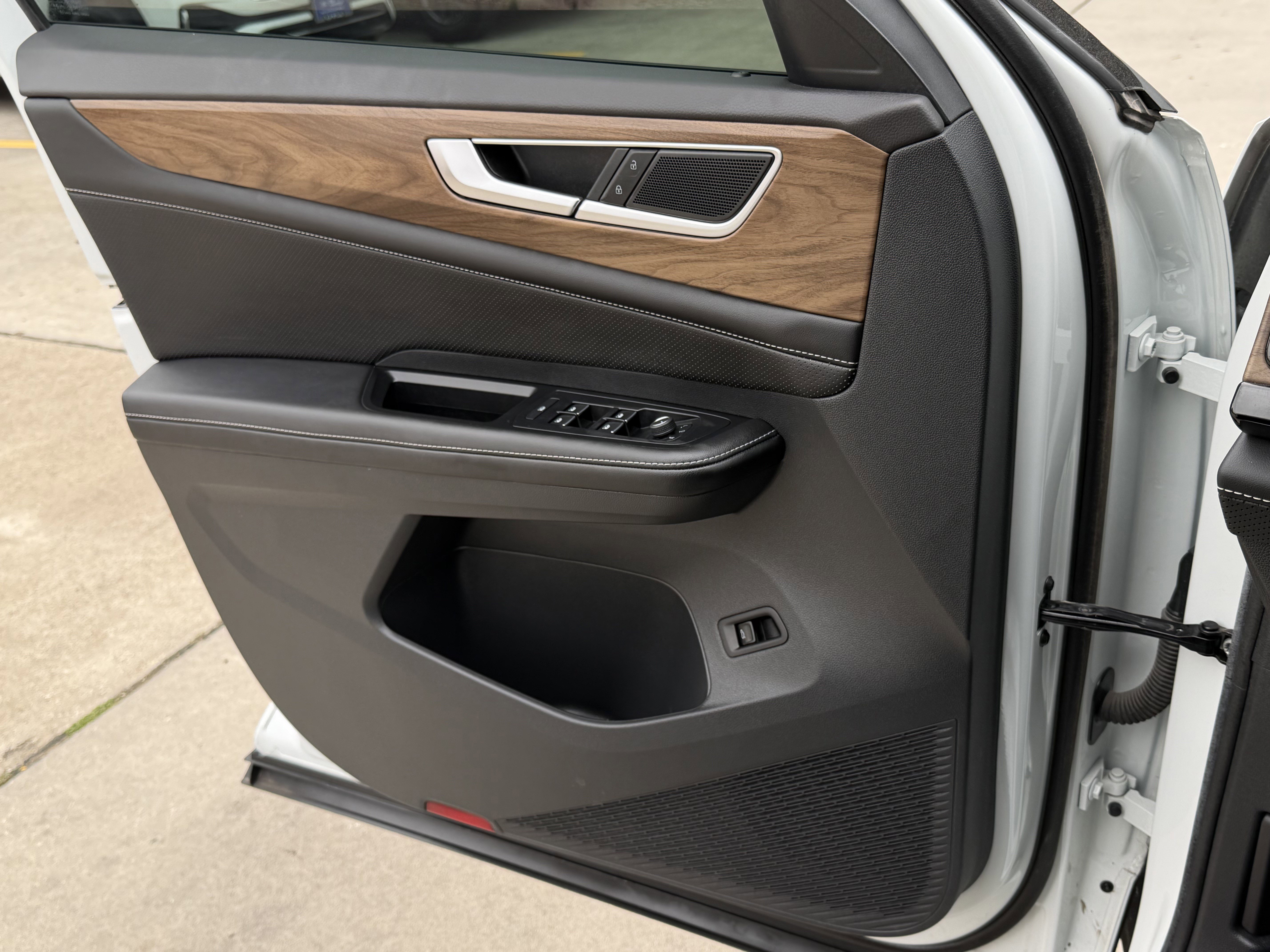 Used 2024 Volkswagen Atlas SE FWD image 24