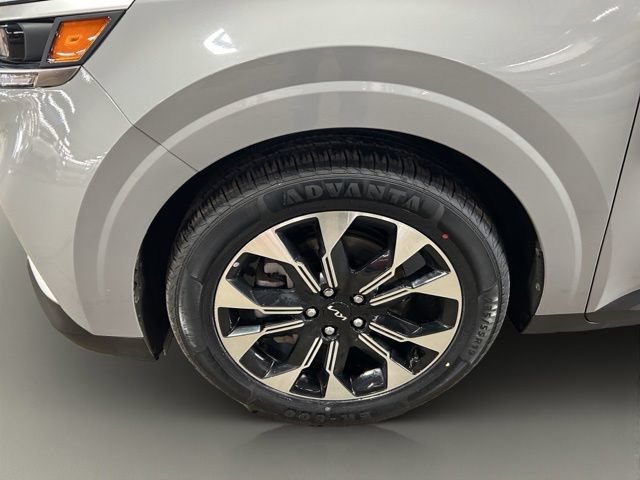 Used 2024 Kia Carnival EX FWD image 9