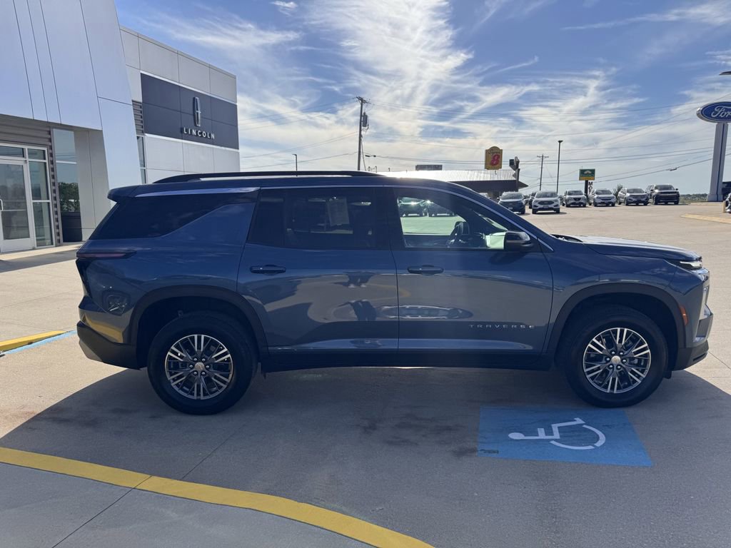 Used 2025 Chevrolet Traverse LT image 4