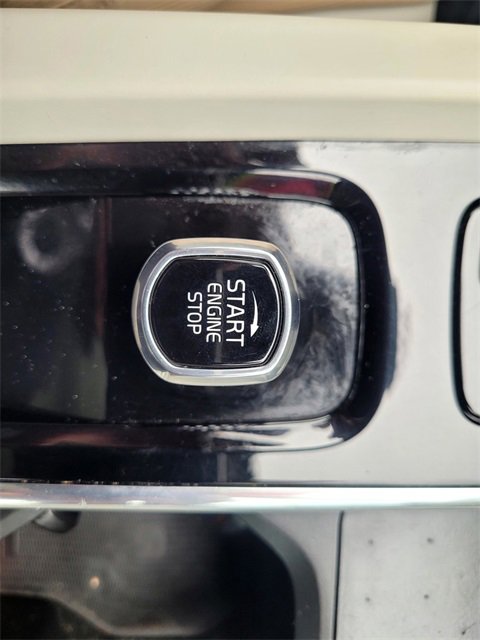 Used 2022 Volvo XC60 B5 Momentum image 19