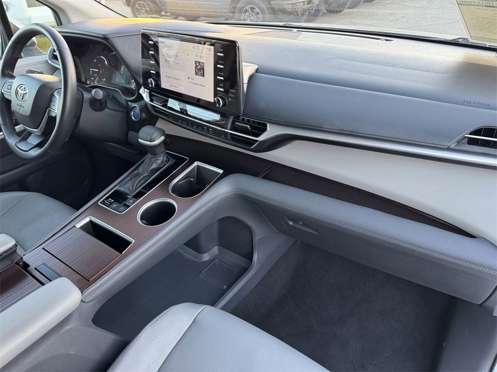 Used 2024 Toyota Sienna XLE image 5