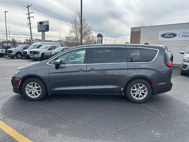 Used 2023 Chrysler Pacifica Touring-L FWD image 8