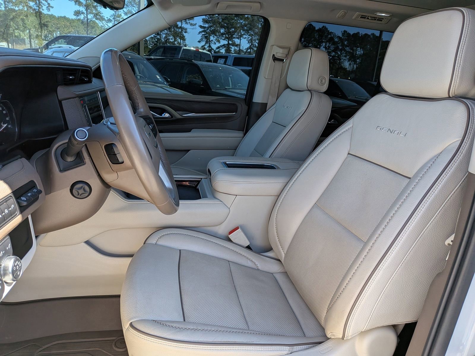 Used 2021 GMC Yukon Denali w/ Denali Premium Package image 11