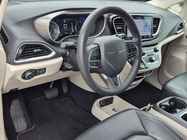 Used 2023 Chrysler Pacifica Touring-L FWD image 11