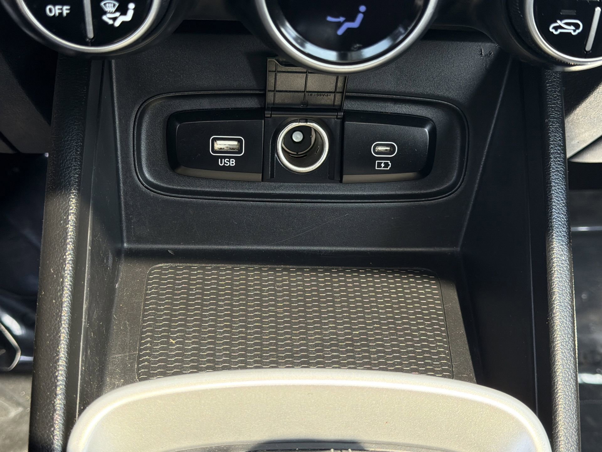 Used 2023 Hyundai Venue SEL FWD image 9