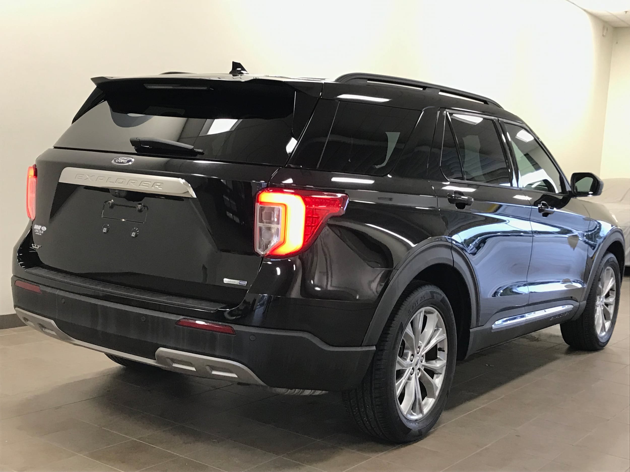 Certified 2020 Ford Explorer XLT w/ Equipment Group 202A AWD/4WD image 8