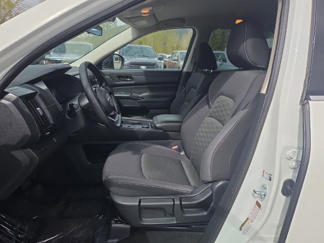 Used 2024 Nissan Pathfinder S AWD/4WD image 17