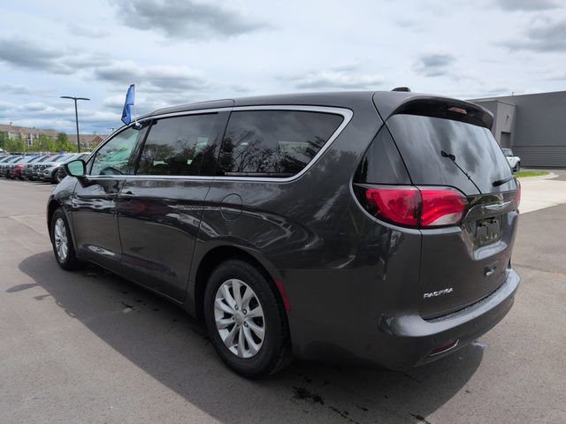 Used 2017 Chrysler Pacifica Touring w/ Tire & Wheel Group FWD image 7