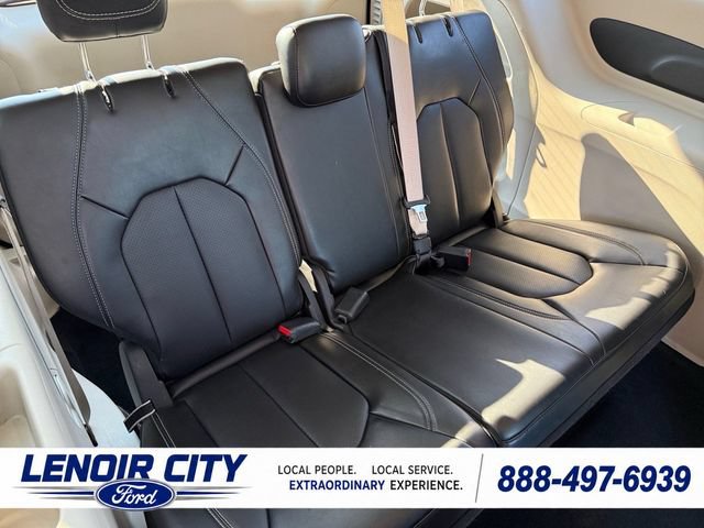 Used 2024 Chrysler Pacifica Touring-L FWD image 13