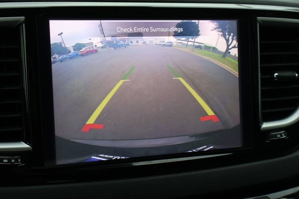 Used 2024 Chrysler Pacifica Touring-L FWD image 5