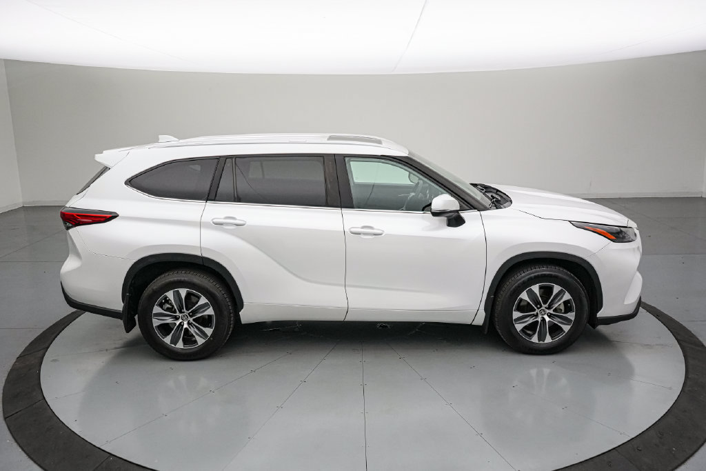 Used 2023 Toyota Highlander XLE AWD/4WD image 3