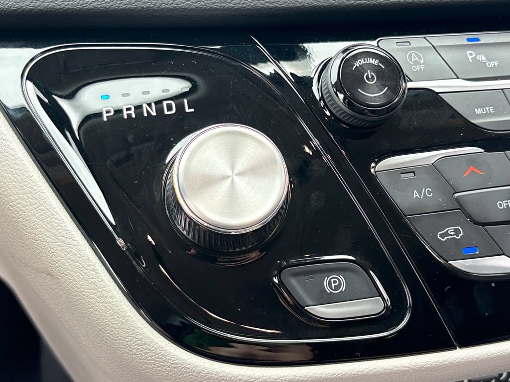 Used 2024 Chrysler Pacifica Touring-L FWD image 27