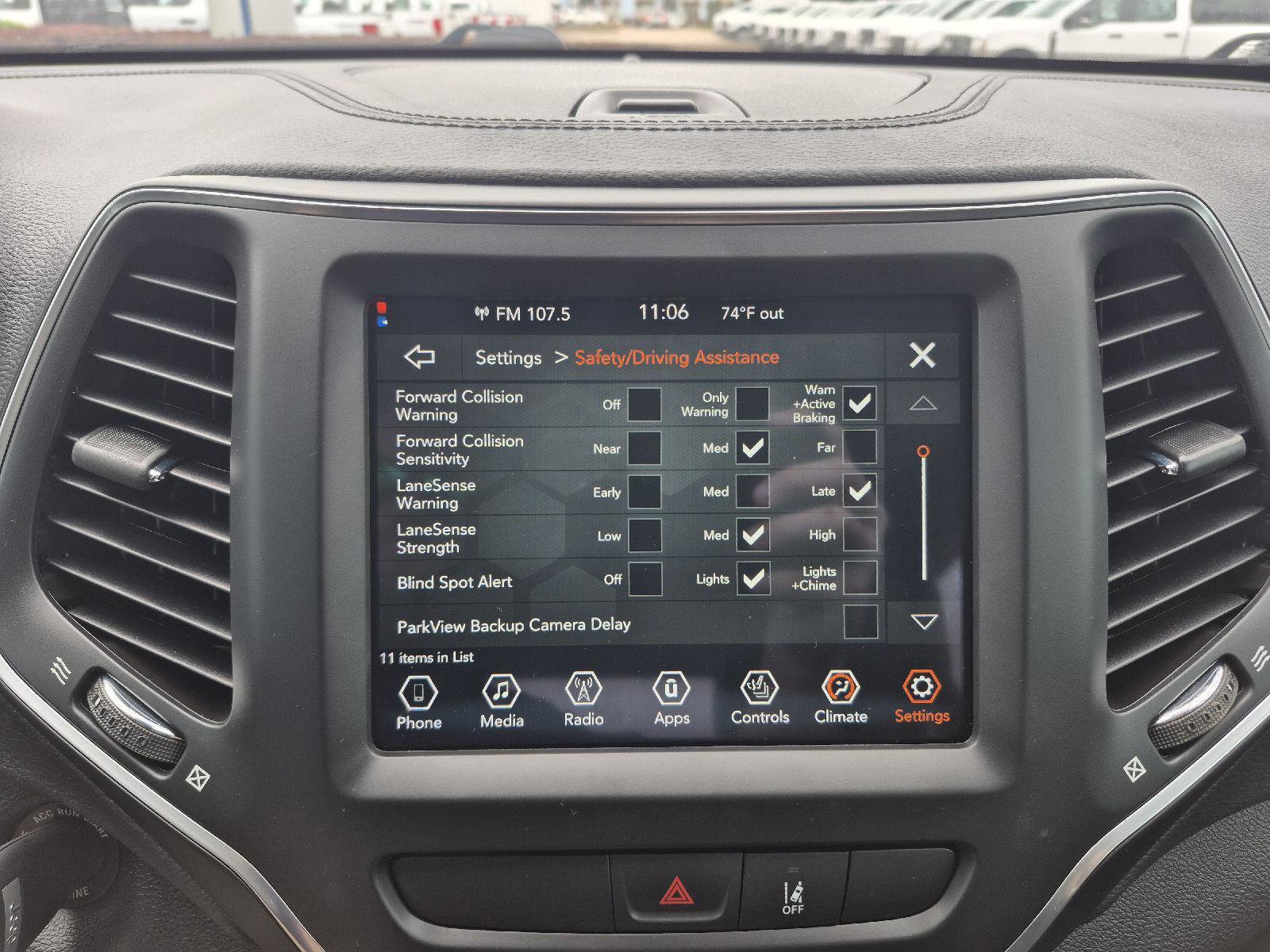 Used 2022 Jeep Cherokee Latitude AWD/4WD image 11