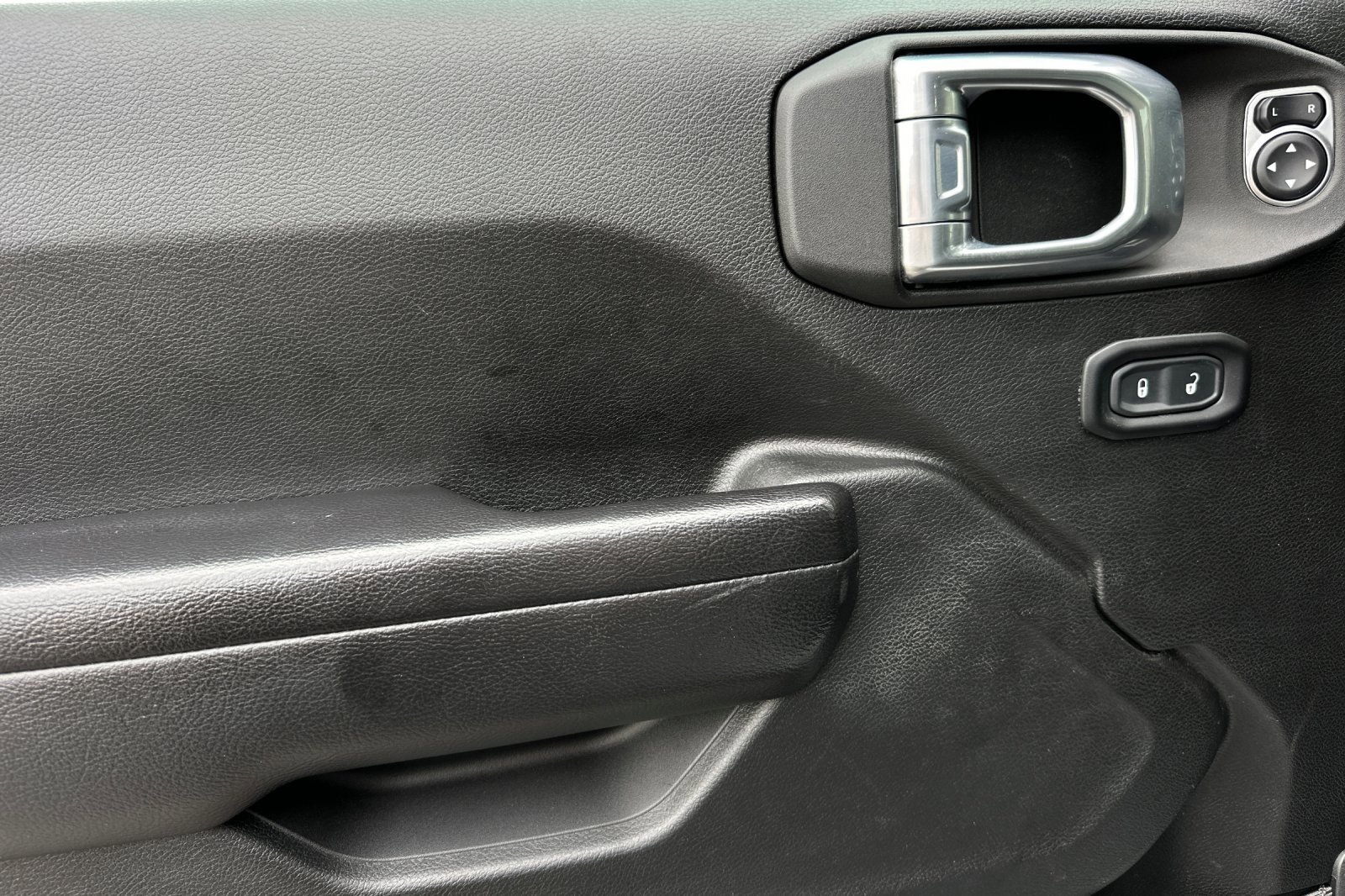 Used 2021 Jeep Gladiator Willys image 10