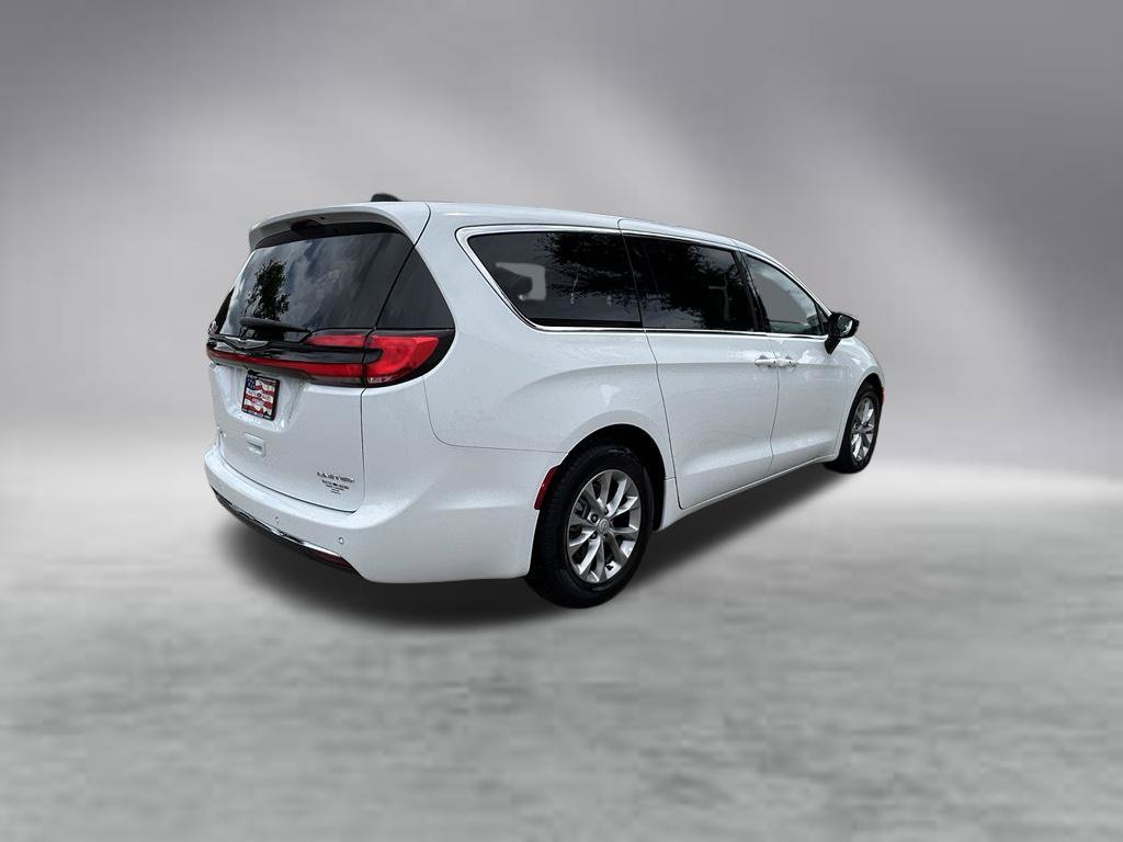 Used 2026 Chrysler Pacifica Limited FWD image 4