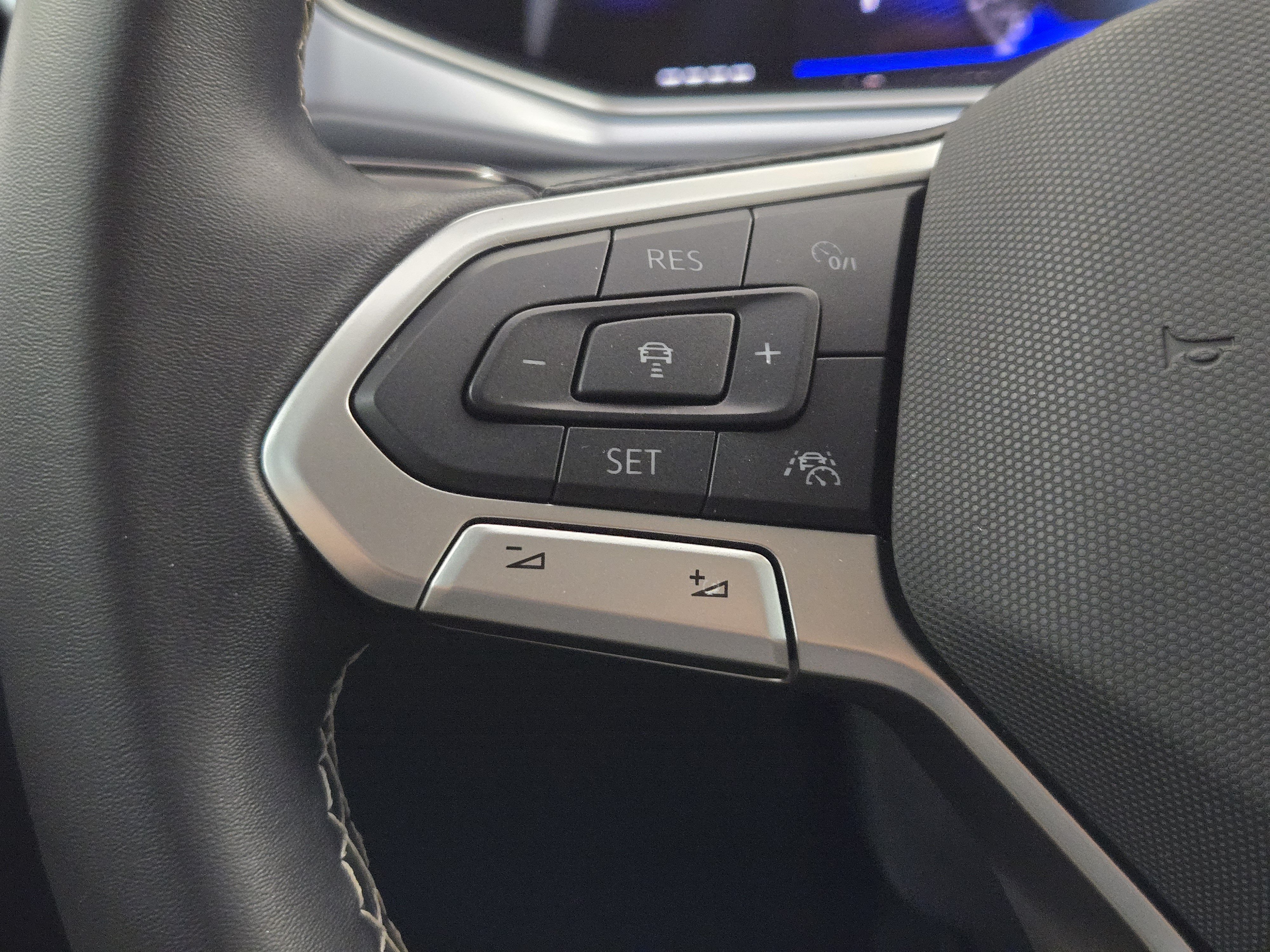 Used 2025 Volkswagen Taos SE w/ Panoramic Sunroof Package FWD image 30