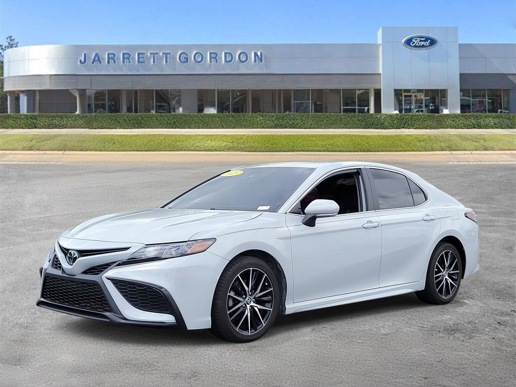 Used 2023 Toyota Camry SE image 2
