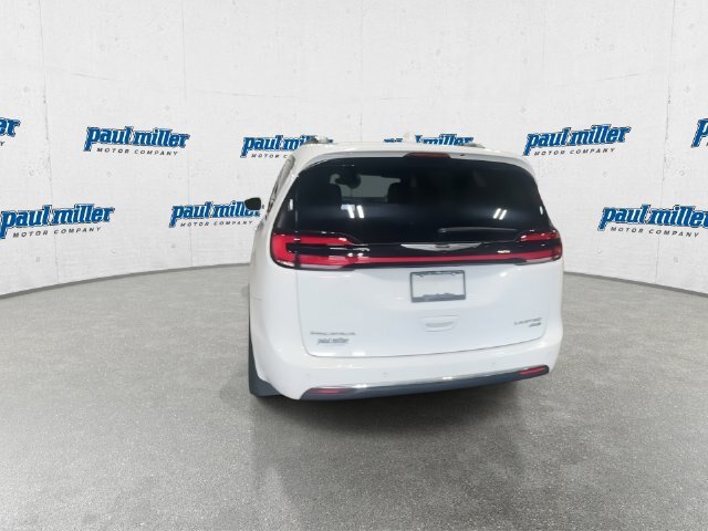 Used 2022 Chrysler Pacifica Limited AWD/4WD image 9