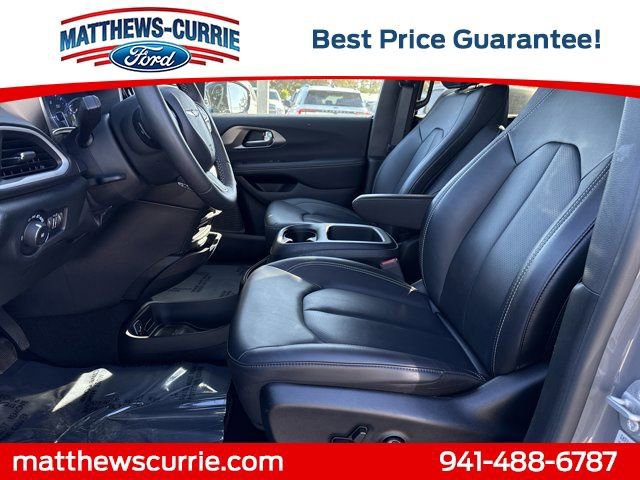 Used 2025 Chrysler Pacifica Select image 9