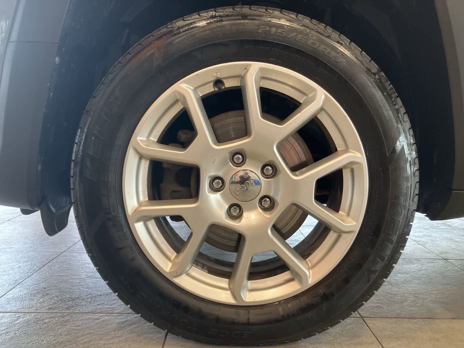 Used 2020 Jeep Renegade Latitude w/ Cold Weather Group AWD/4WD image 9