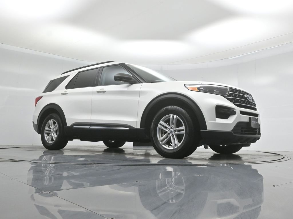 Certified 2024 Ford Explorer XLT RWD image 3