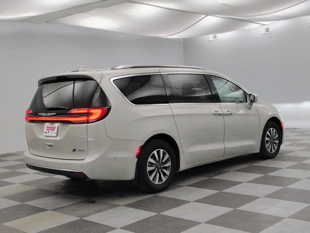 Used 2021 Chrysler Pacifica Touring-L w/ Uconnect Theater Family Group FWD image 11