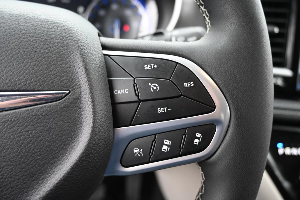 Used 2024 Chrysler Pacifica Touring-L AWD/4WD image 34