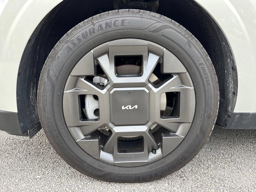 Used 2025 Kia Carnival EX FWD image 14