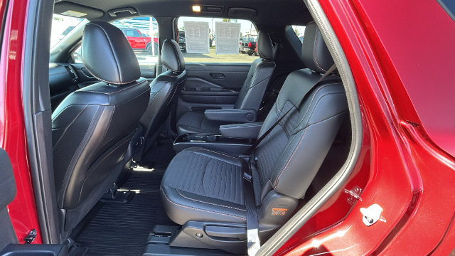 Used 2025 Nissan Pathfinder SV AWD/4WD image 16