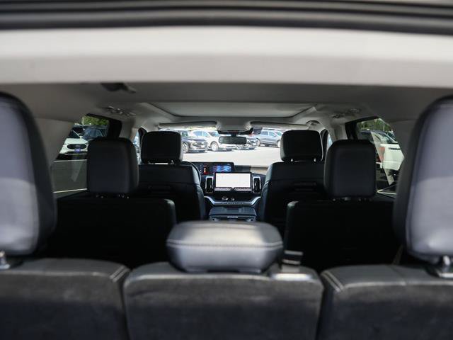 Certified 2025 Ford Expedition Platinum AWD/4WD image 6