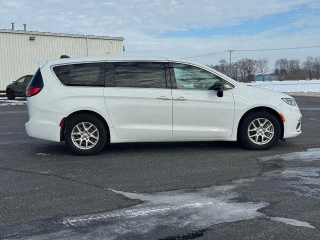 Used 2024 Chrysler Pacifica Touring-L FWD image 6