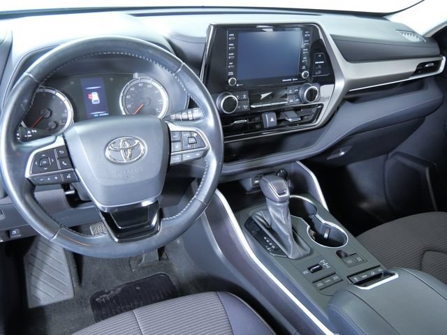 Used 2021 Toyota Highlander LE AWD/4WD image 3