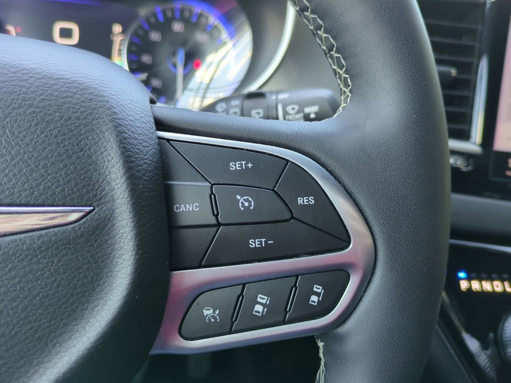 Used 2025 Chrysler Pacifica Select FWD image 29