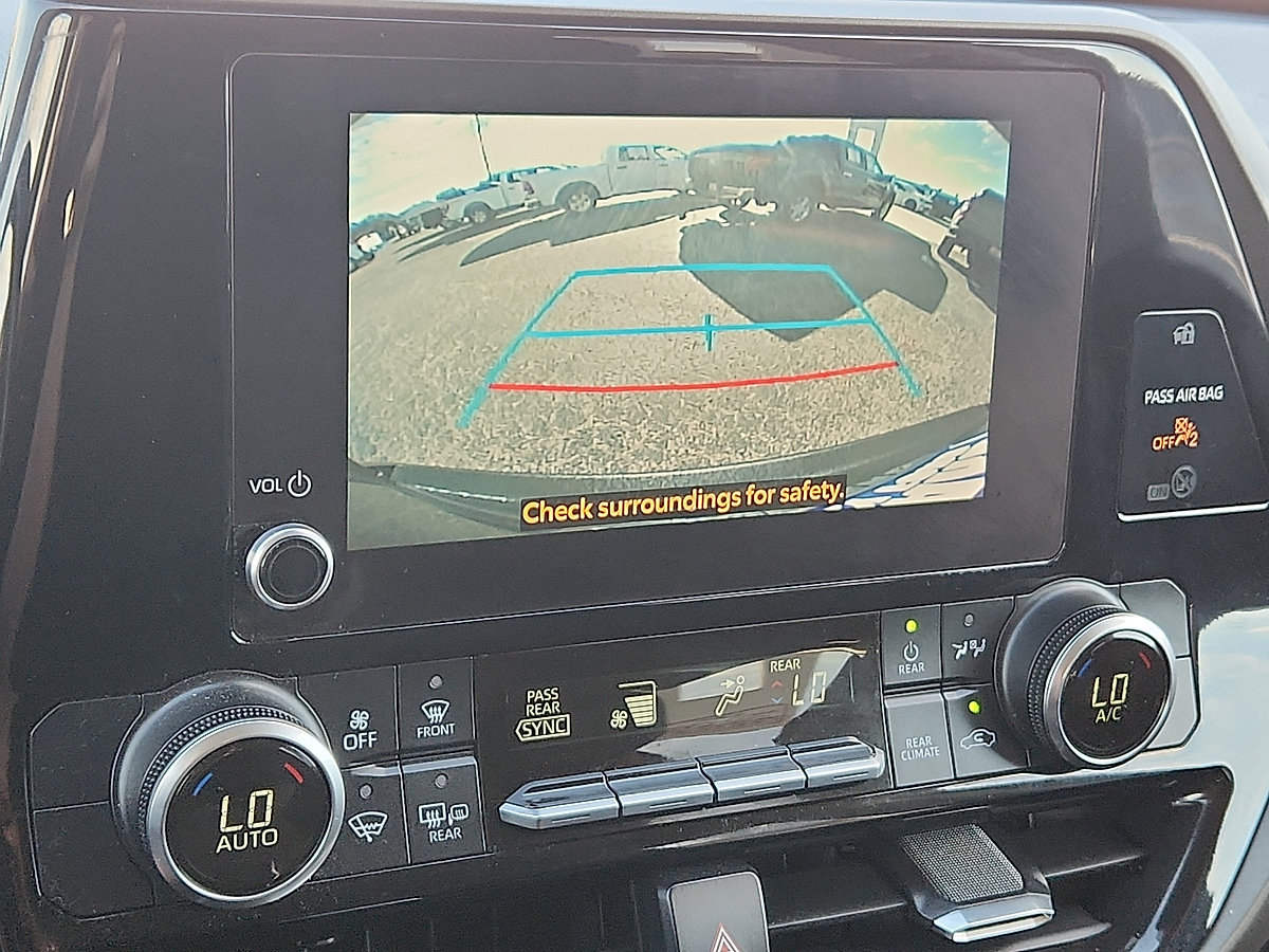 Used 2024 Toyota Highlander LE AWD/4WD image 9