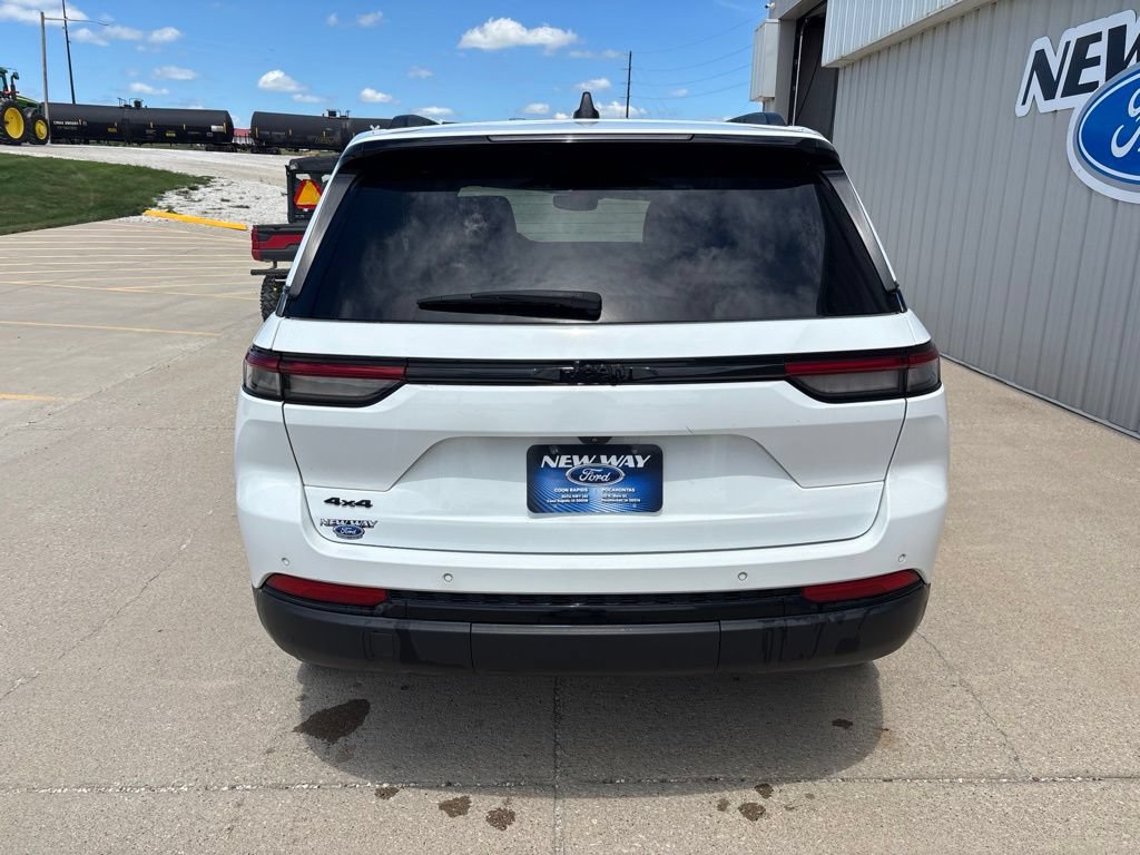 Used 2022 Jeep Grand Cherokee Altitude AWD/4WD image 6
