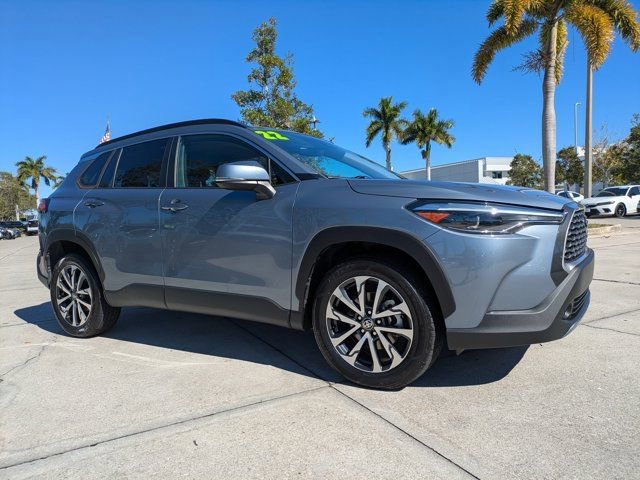 Used 2022 Toyota Corolla Cross XLE image 7