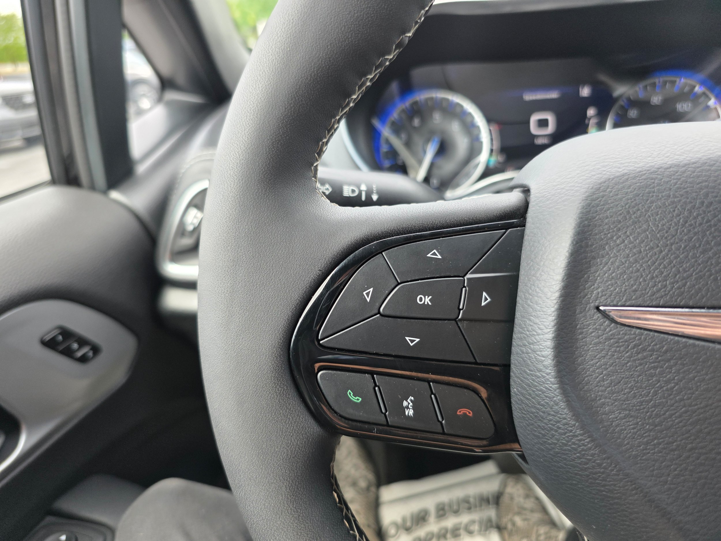 Used 2025 Chrysler Pacifica Limited FWD image 16