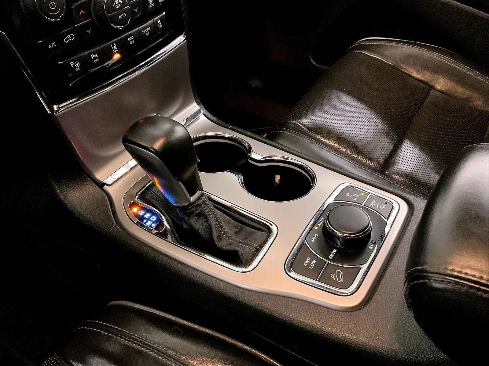 Used 2019 Jeep Grand Cherokee Overland AWD/4WD image 16