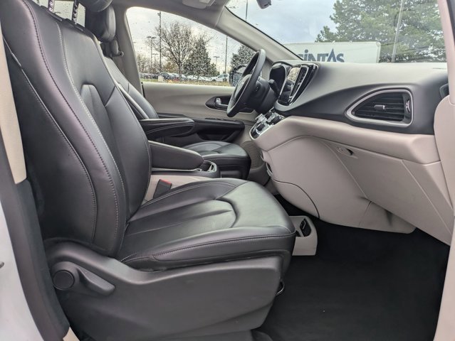 Used 2024 Chrysler Pacifica Touring-L FWD image 22