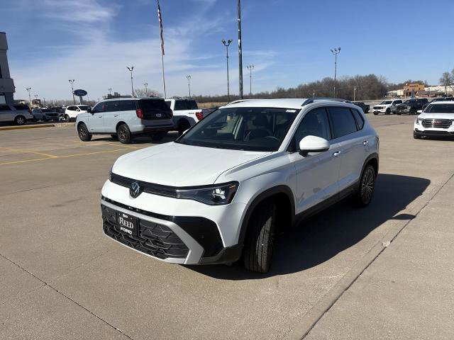 Used 2025 Volkswagen Taos SE image 4