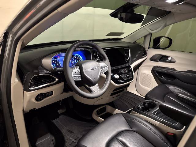 Used 2023 Chrysler Pacifica Touring-L w/ Road Tripper Package AWD/4WD image 4