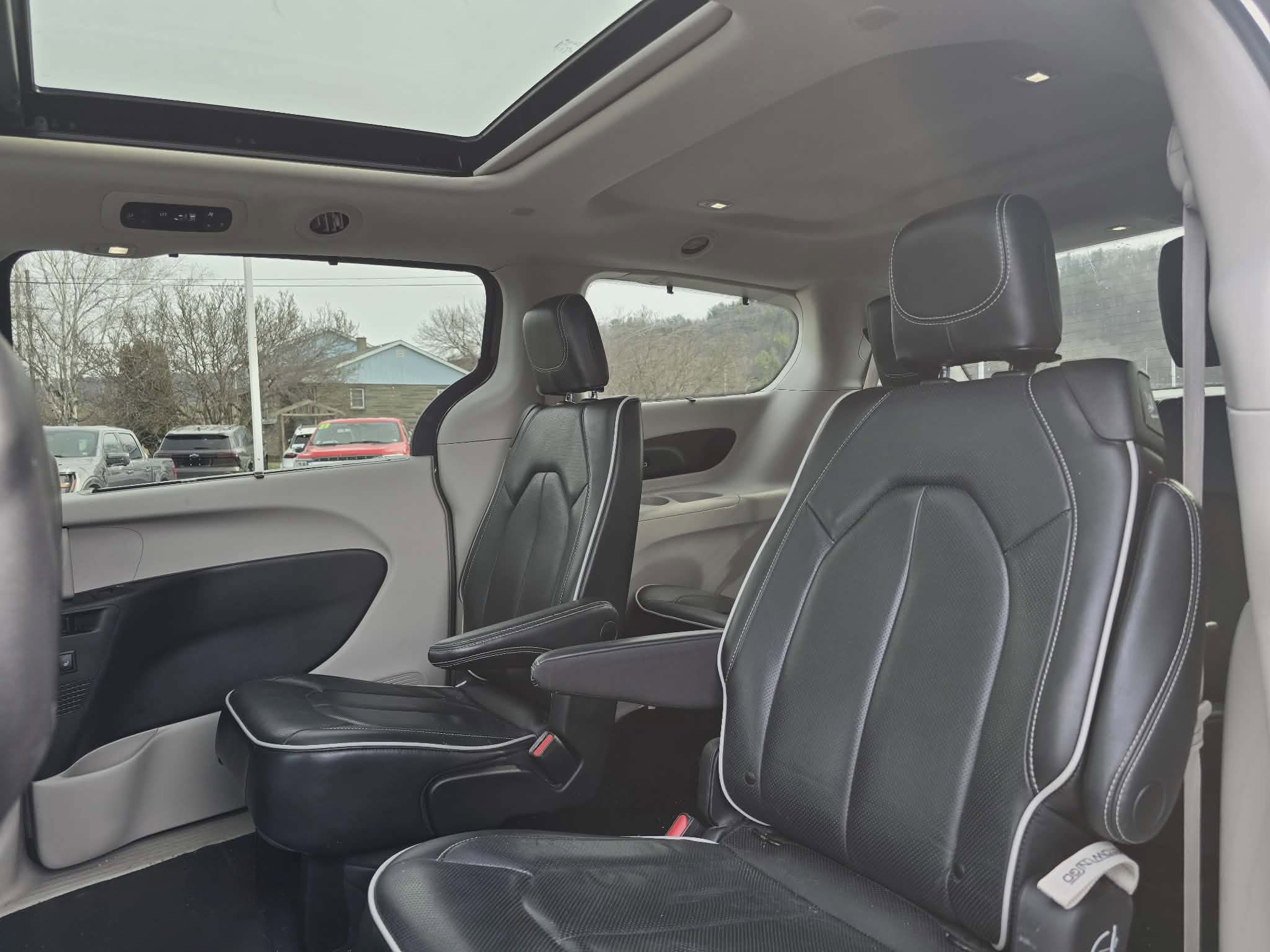 Used 2023 Chrysler Pacifica Limited FWD image 14