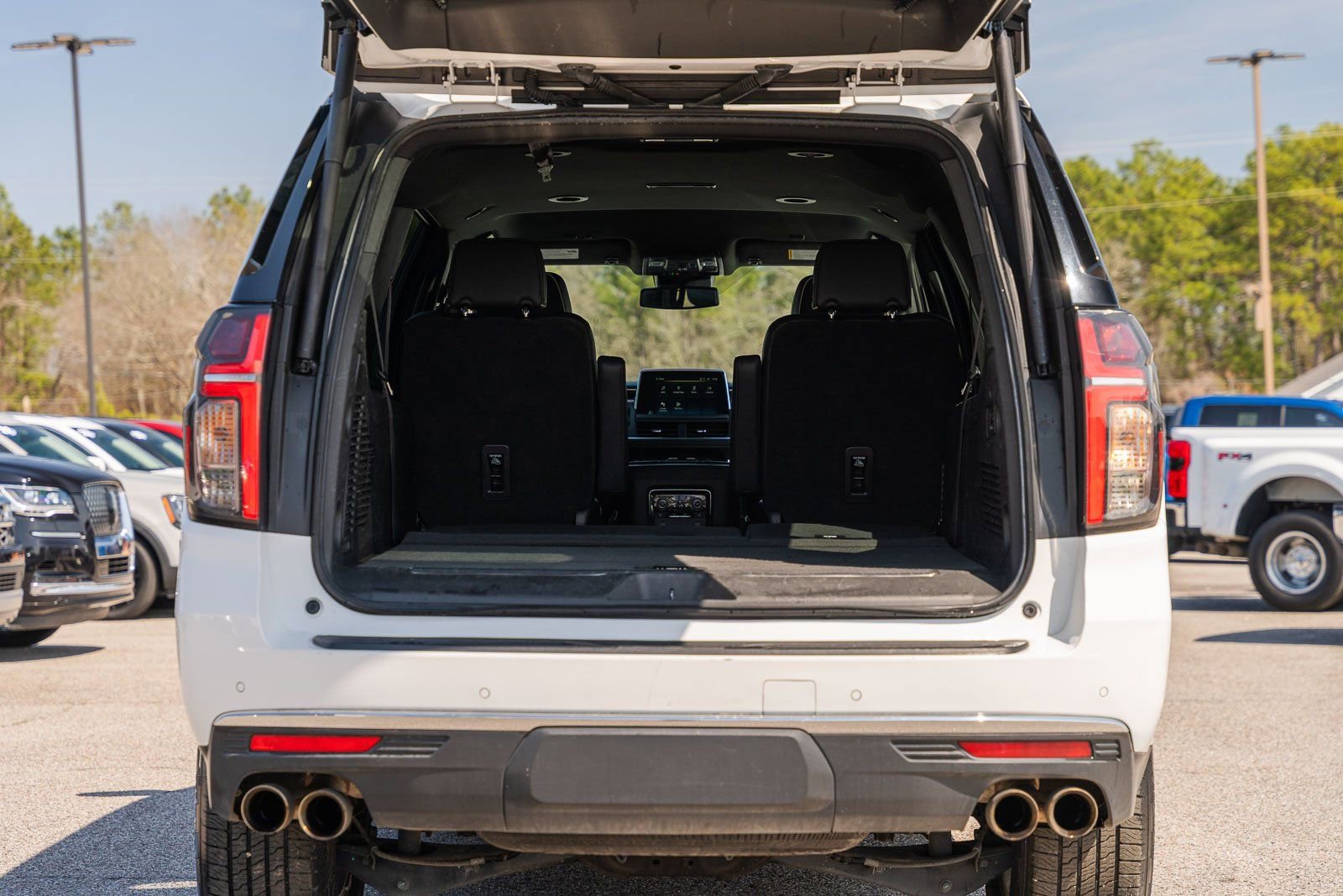 Used 2023 Chevrolet Suburban Premier image 18