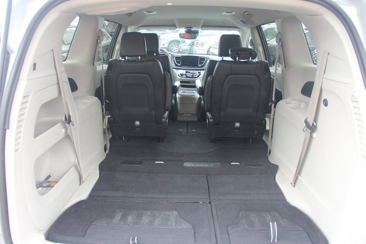 Used 2024 Chrysler Pacifica Touring-L FWD image 11